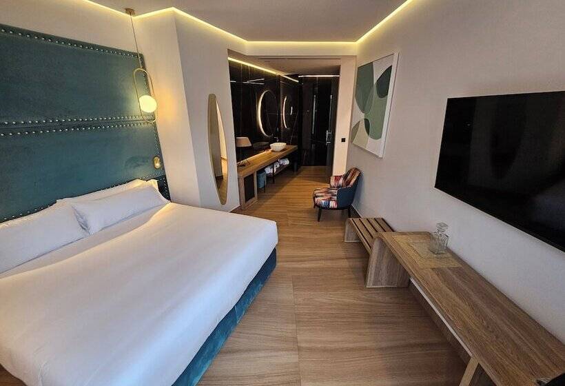 هتل Las Tres Campanas