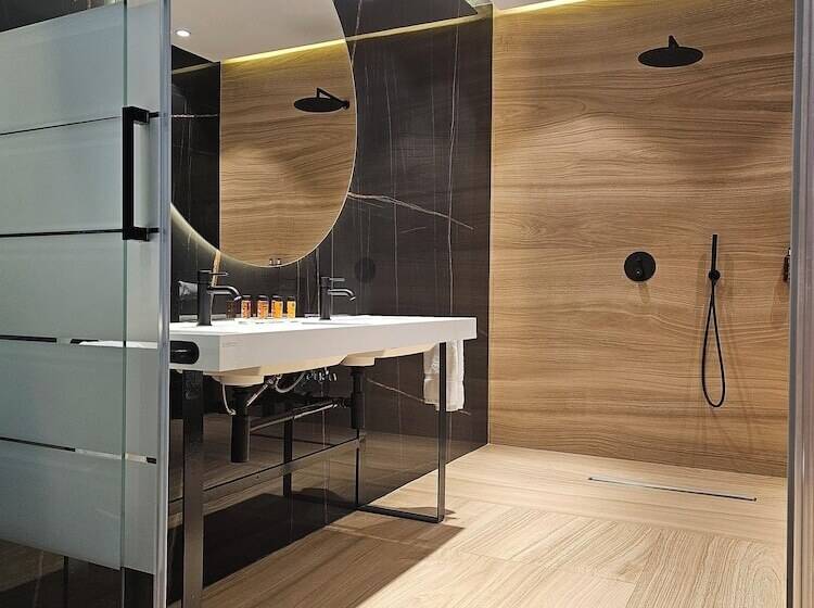 هتل Las Tres Campanas