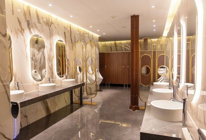 هتل Las Tres Campanas