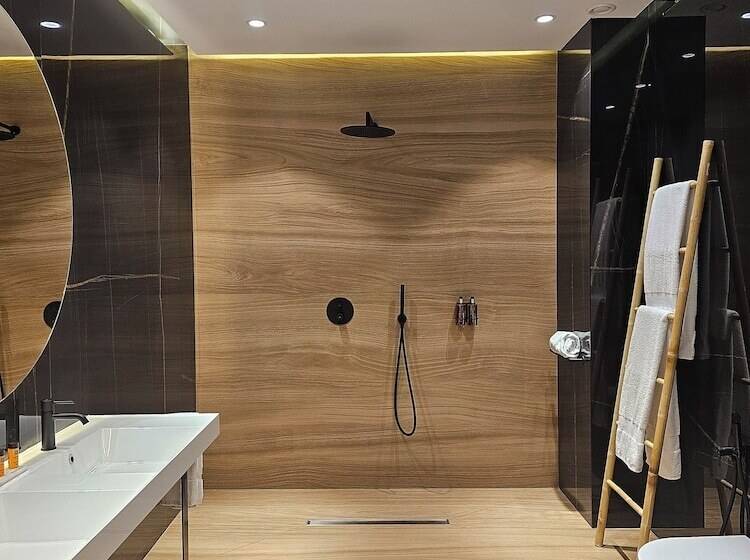 هتل Las Tres Campanas