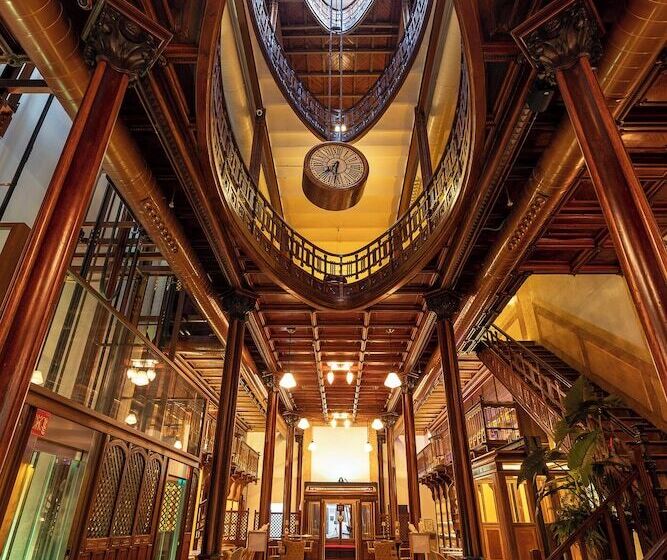 هتل Las Tres Campanas