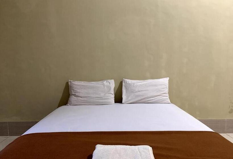 בית מלון כפרי Oyo 93876 Athirah Kost