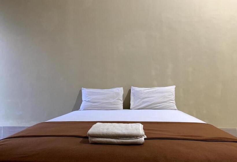 בית מלון כפרי Oyo 93876 Athirah Kost