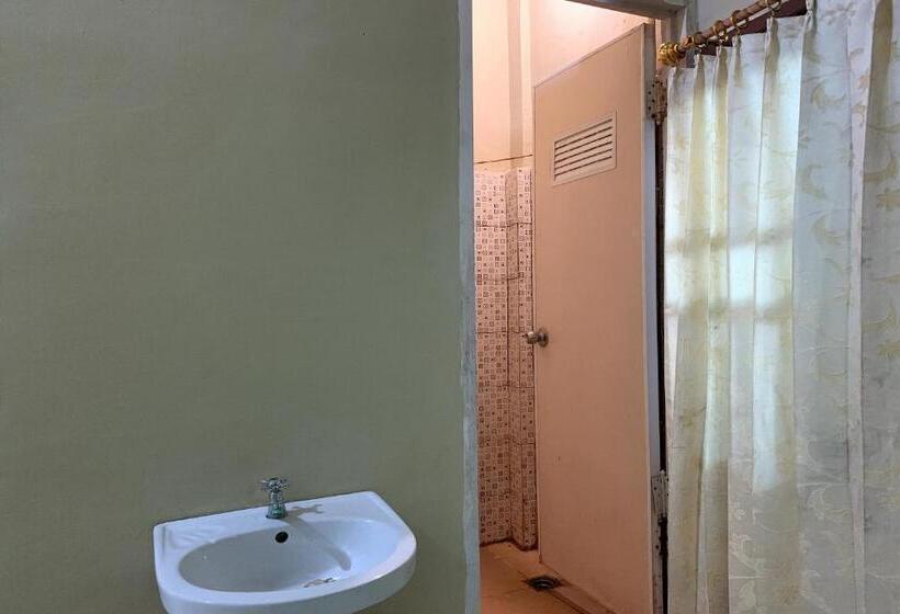 فندق Oyo 93876 Athirah Kost