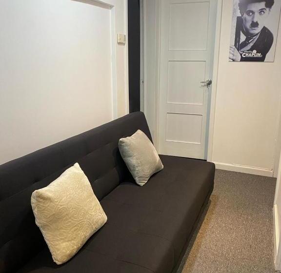 Пансион Broadway Suites