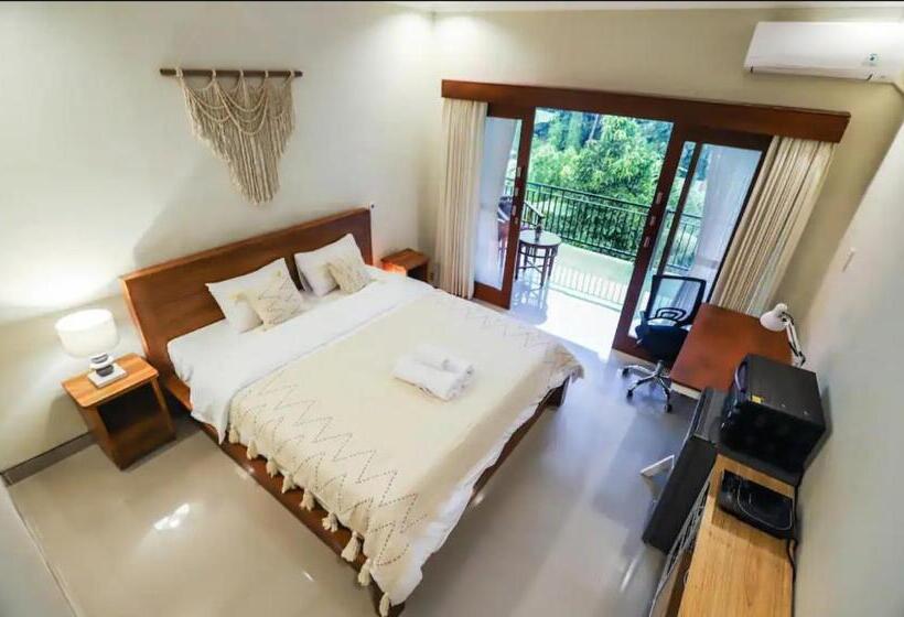 פנסיון Modern Room W/ Desk, Office Chair & Kitchenette /2