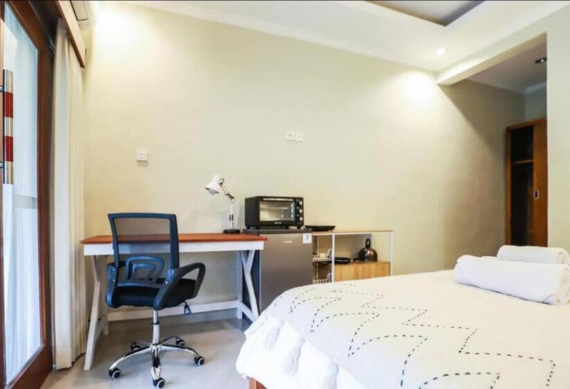 פנסיון Modern Room W/ Desk, Office Chair & Kitchenette /2