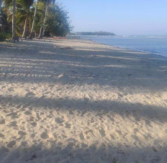 تختخواب و صبحانه Buluang Native Beach Resort