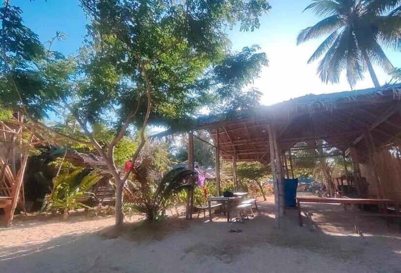 تختخواب و صبحانه Buluang Native Beach Resort