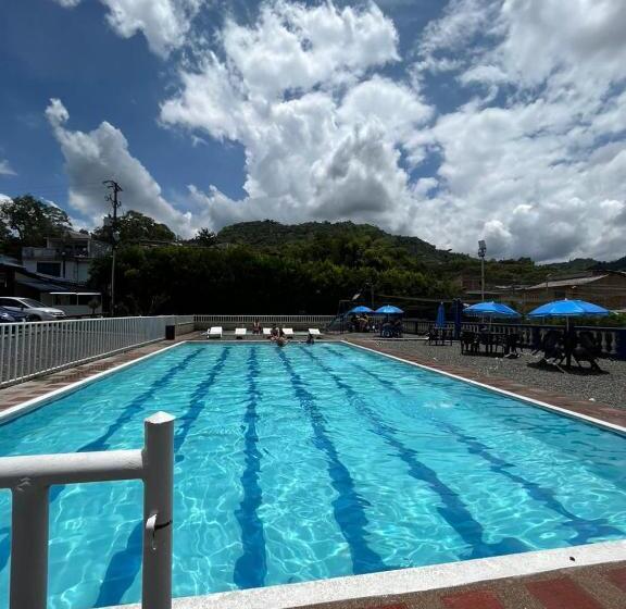 Finca Hotel Piscinando En Pereira