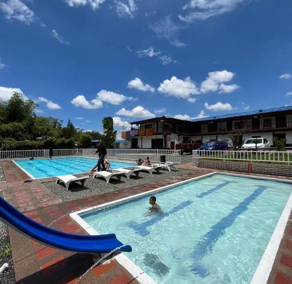 Finca Hotel Piscinando En Pereira