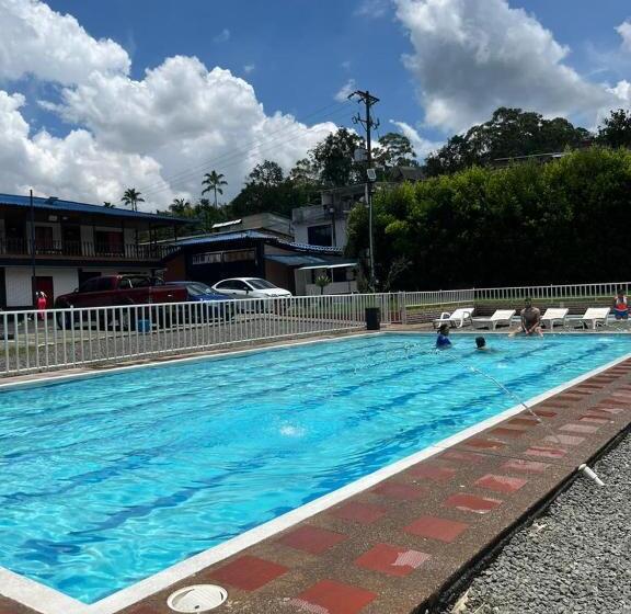 Finca Hotel Piscinando En Pereira
