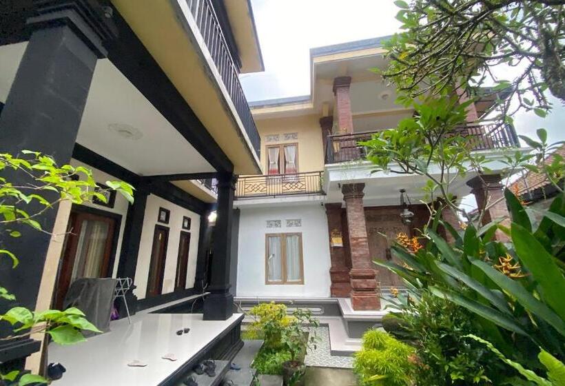 בית מלון כפרי Capital O 93844 Arta Adi Homestay