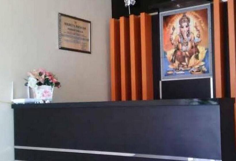 בית מלון כפרי Capital O 93844 Arta Adi Homestay