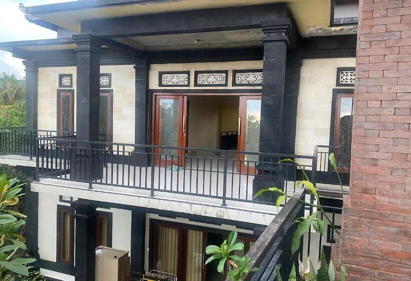 בית מלון כפרי Capital O 93844 Arta Adi Homestay