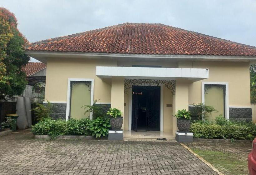 Отель Capital O 93872 Natura Guest House Syariah