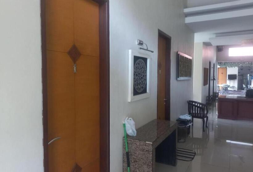 Отель Capital O 93872 Natura Guest House Syariah