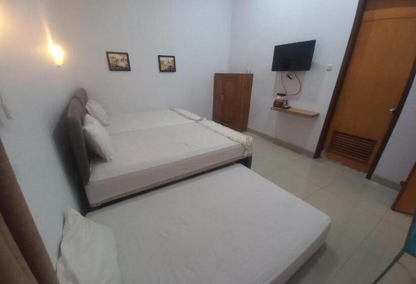 Отель Capital O 93872 Natura Guest House Syariah