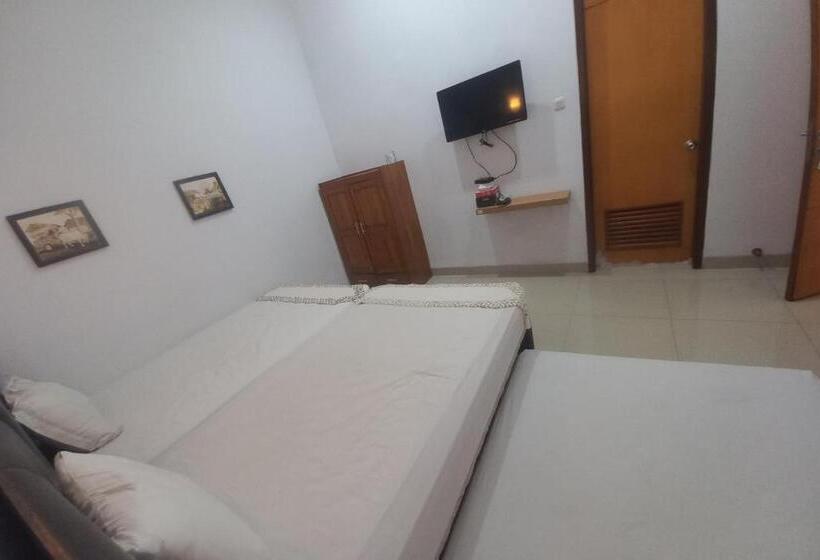 Отель Capital O 93872 Natura Guest House Syariah