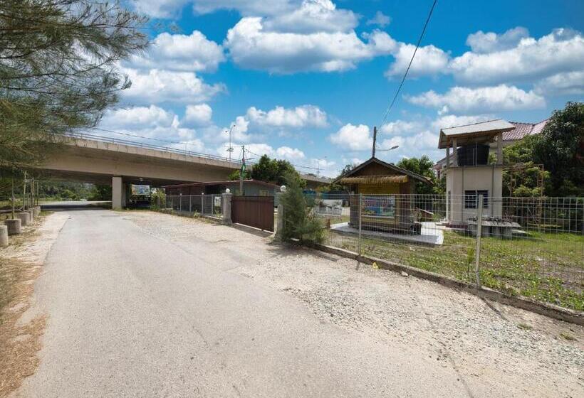 ホテル Oyo 90960 Rajawali D Cabin Chalet Roomstay