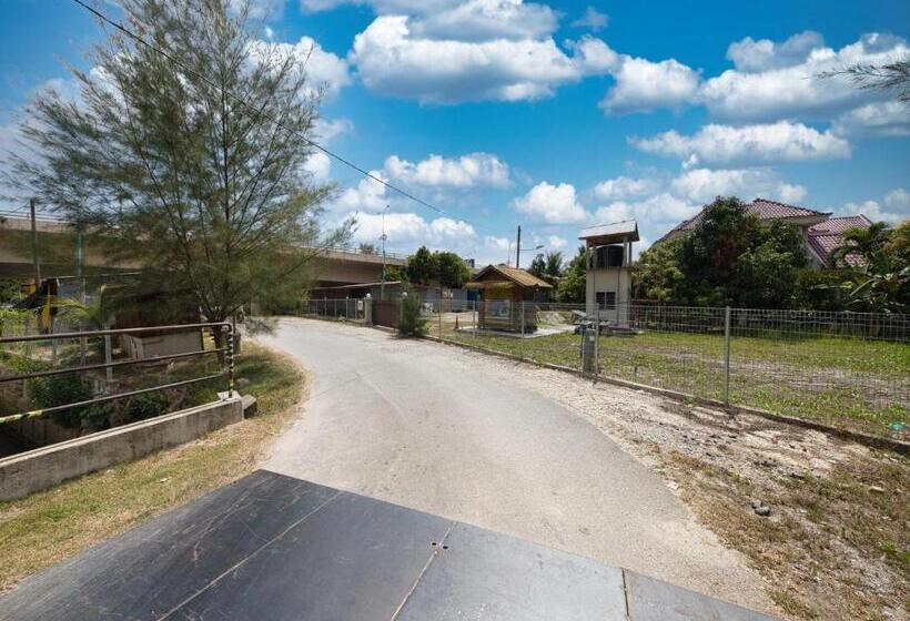 ホテル Oyo 90960 Rajawali D Cabin Chalet Roomstay