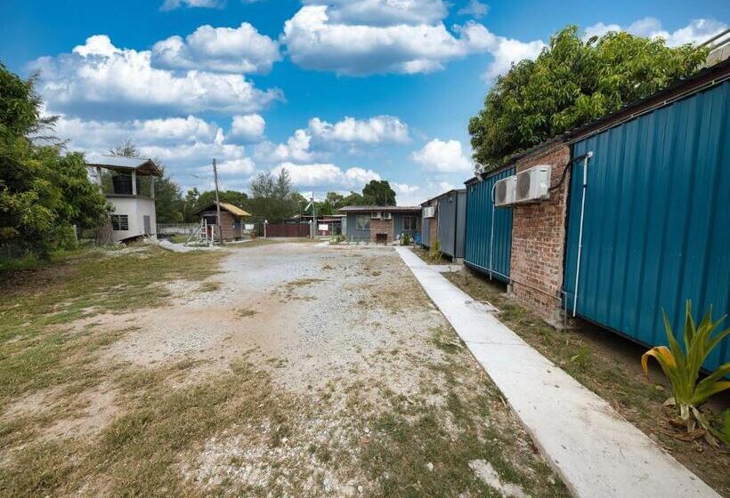 ホテル Oyo 90960 Rajawali D Cabin Chalet Roomstay