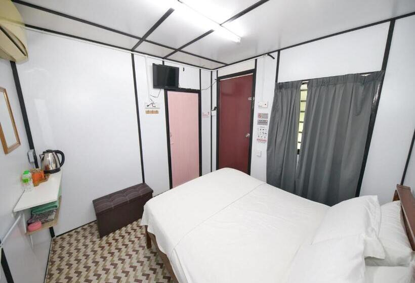 ホテル Oyo 90960 Rajawali D Cabin Chalet Roomstay