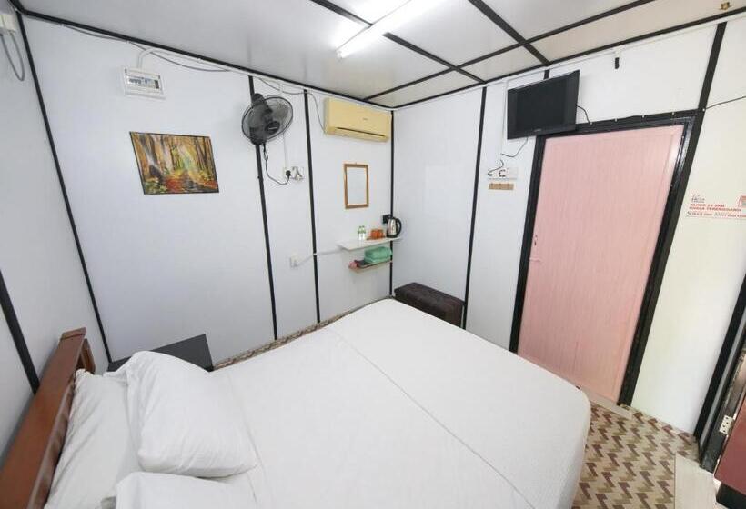 ホテル Oyo 90960 Rajawali D Cabin Chalet Roomstay