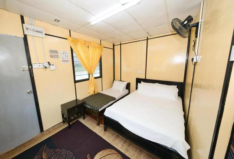 ホテル Oyo 90960 Rajawali D Cabin Chalet Roomstay