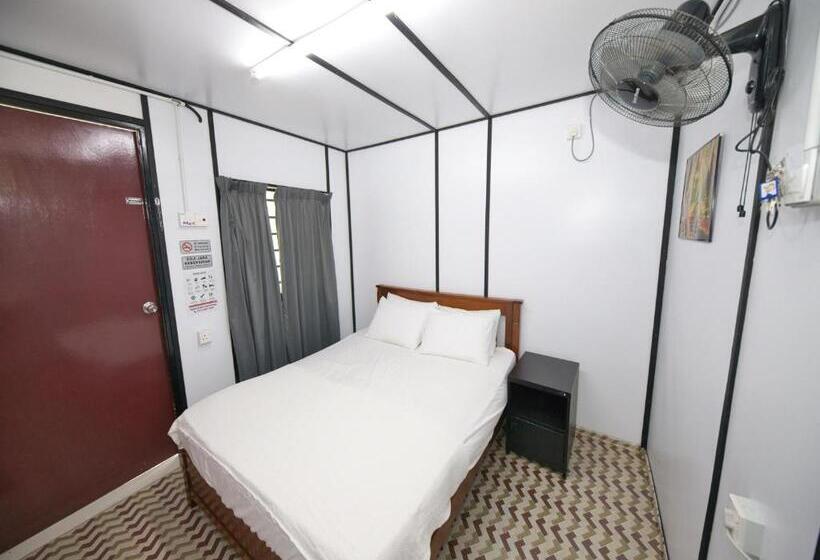 ホテル Oyo 90960 Rajawali D Cabin Chalet Roomstay