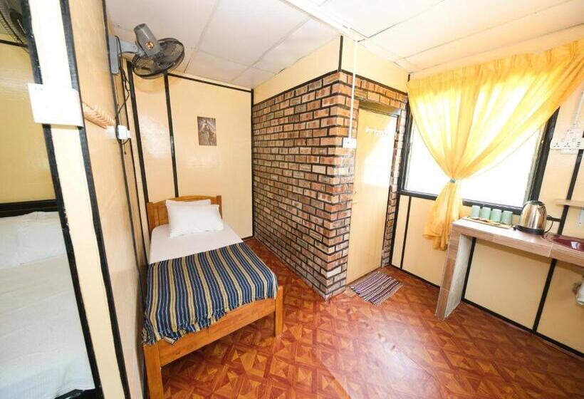 ホテル Oyo 90960 Rajawali D Cabin Chalet Roomstay