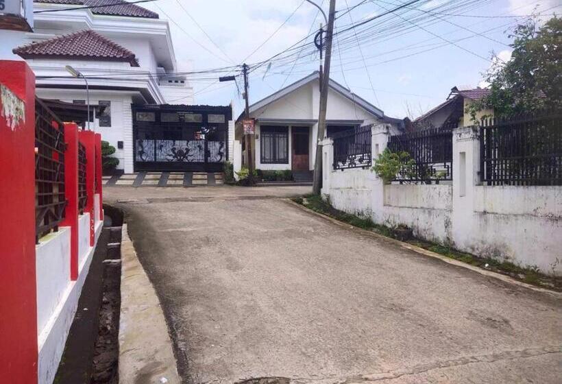 בית מלון כפרי Wisma Al Araf Syariah Mitra Reddoorz Palembang