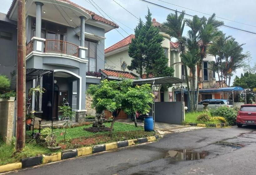 Отель Oyo 93820 Salma Homestay Syariah