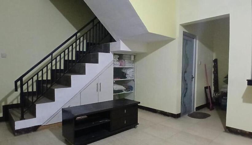 호텔 Oyo 93861 Adinda Guest House Syariah