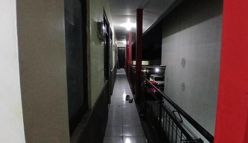 호텔 Oyo 93861 Adinda Guest House Syariah