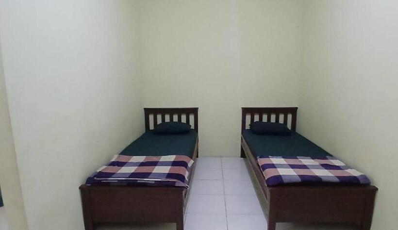 호텔 Oyo 93861 Adinda Guest House Syariah