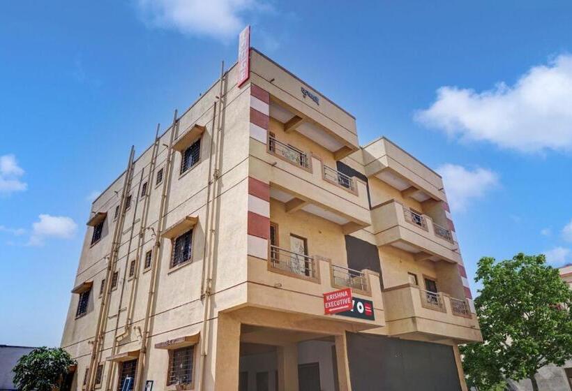 בית מלון כפרי Oyo Krishna Executive