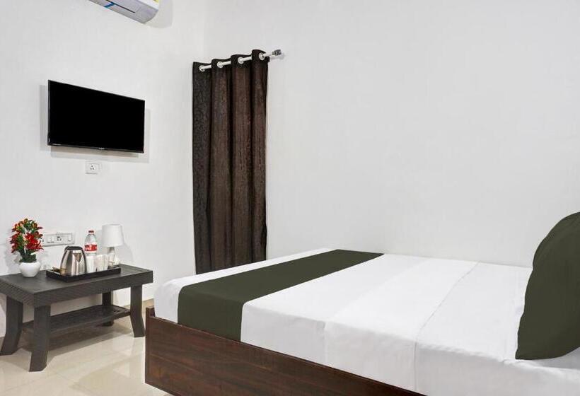 בית מלון כפרי Oyo Krishna Executive