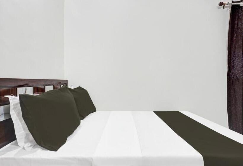 בית מלון כפרי Oyo Krishna Executive