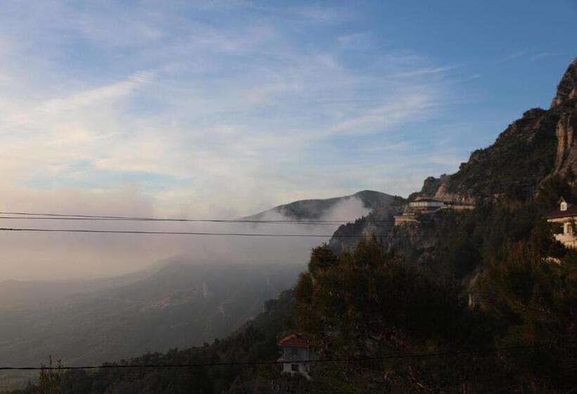 호텔 Pamja E Qyteteve