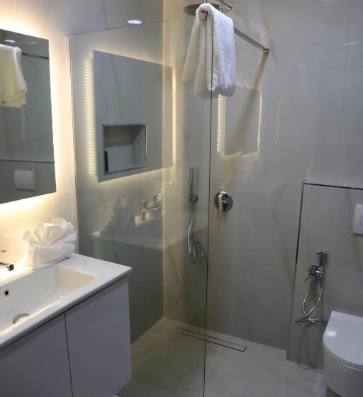 호텔 Pamja E Qyteteve