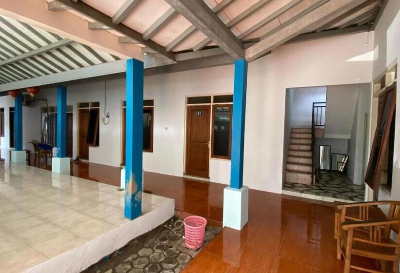 בית מלון כפרי Spot On 93832 Lies Kostel Syariah