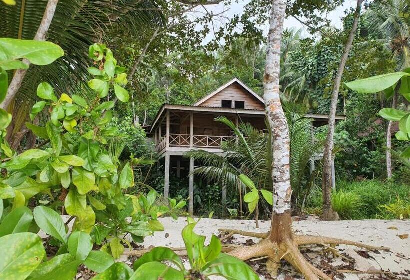 هتل Sunset Surfing Villas Mentawai