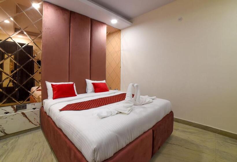 Отель The Twenties Kamla Nagar