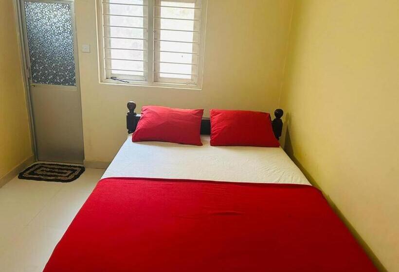 פנסיון Four Seasons Villa