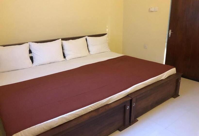 פנסיון Four Seasons Villa