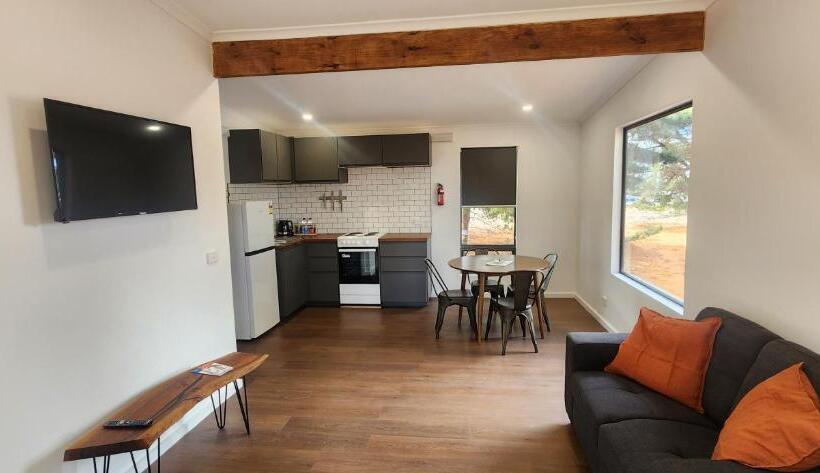 פנסיון Glossy Black Cabin