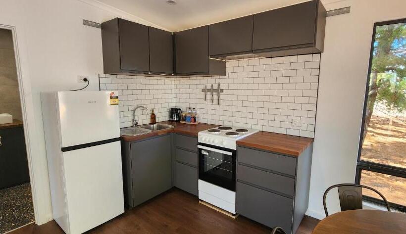 פנסיון Glossy Black Cabin