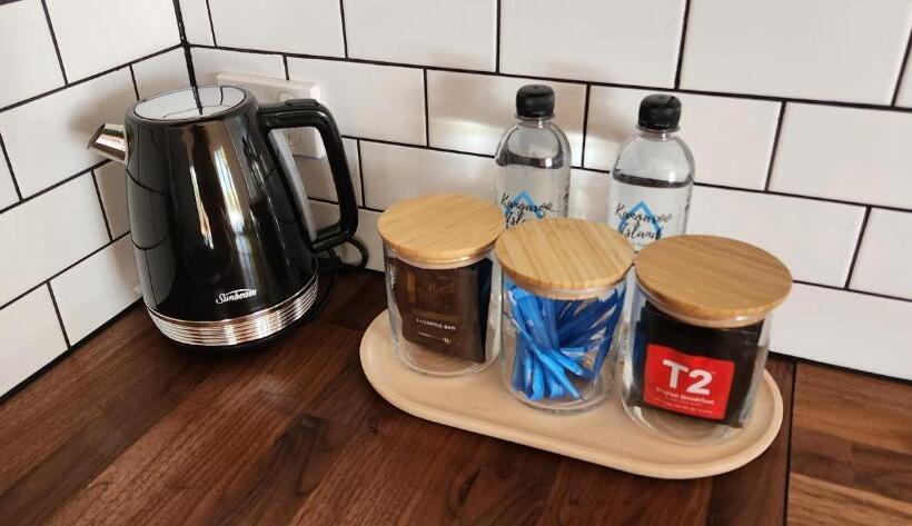 פנסיון Glossy Black Cabin