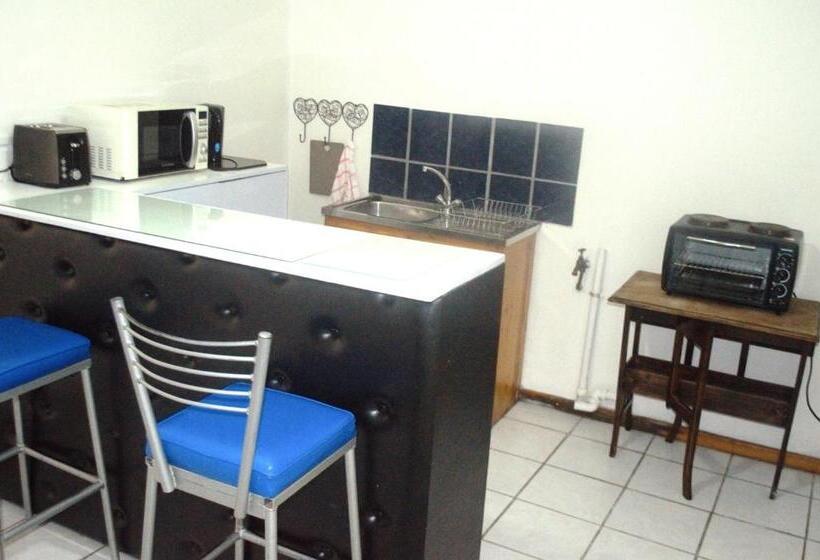 پانسیون Imani Guest House